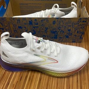 Brooks levitate woman size 10 white